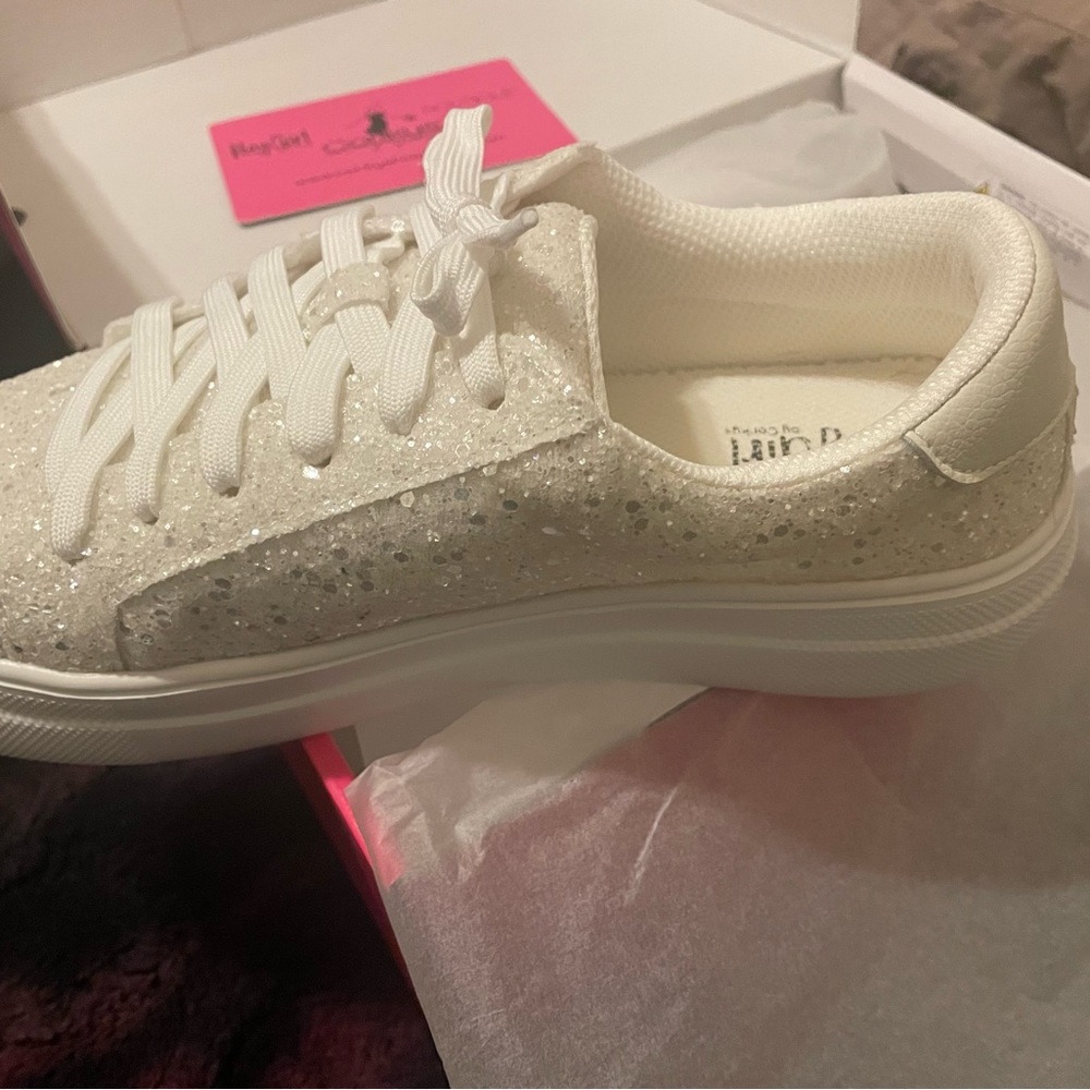 New in box, Size 9 white chunky glitter. Super cute and lightweight